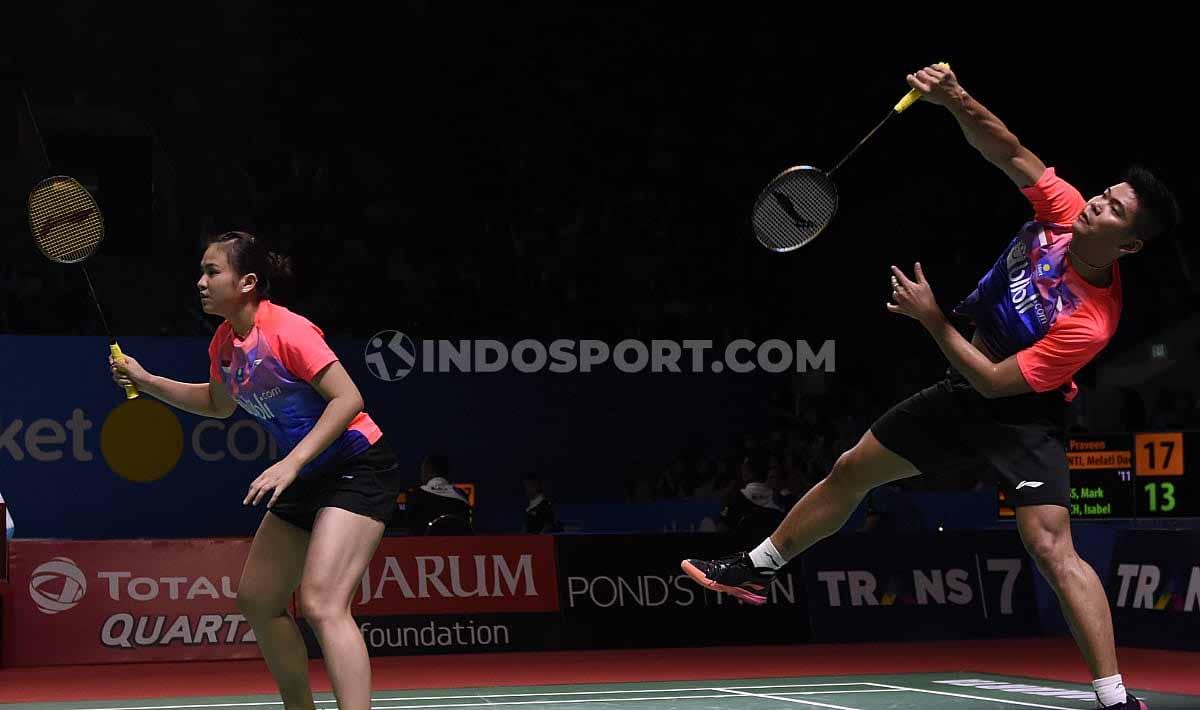 Ganda campuran Indonesia, Praveen Jordan/Melati Daeva takluk dari ganda campuran Denmark, Mark Lamsfuss/Isabel Herttrich dengan skor 20-22 dan 14-21 pada babak pertama Indonesia Open 2019 di Istora Senayan, Selasa (16/07/19). Foto: Herry Ibrahim/INDOSPORT