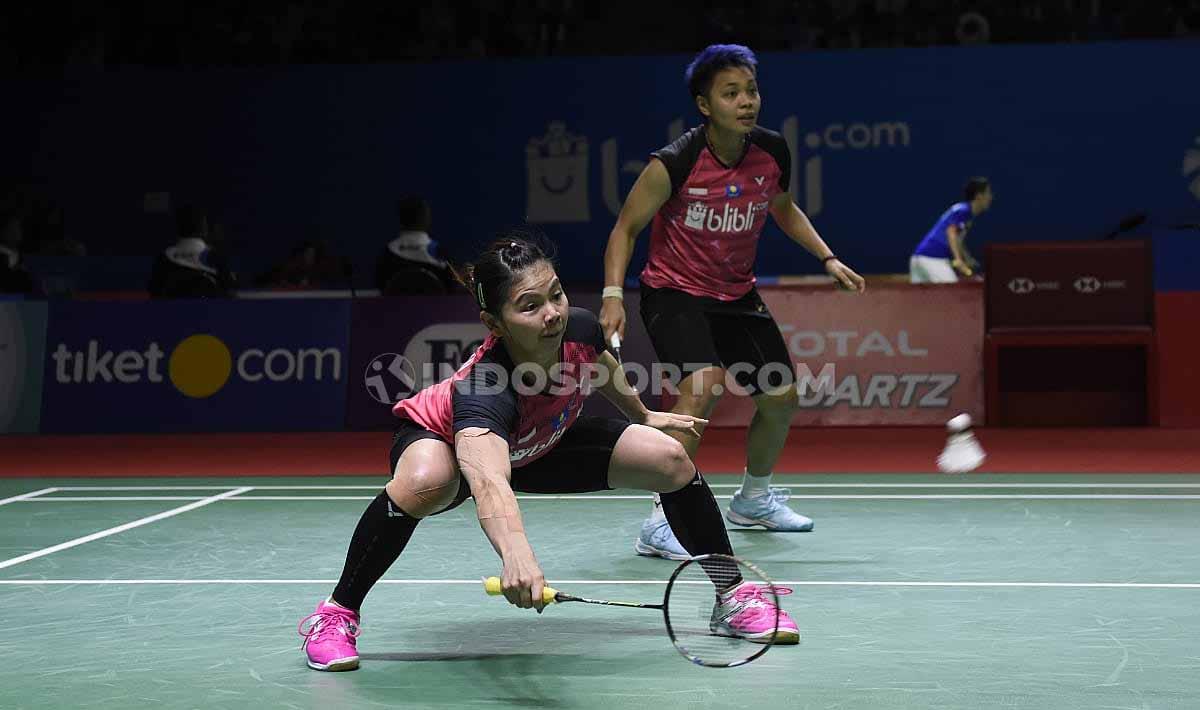 Ganda Putri Indonesia, Greysia Polii/Apriani Rahayu berhasil mengalahkan ganda Jepang, Ayoko Sakuramoto/Yukito Takahata dengan skor 21-15 dan 21-16 pada babak pertama Indonesia Open 2019 di Istora Senayan, Selasa (16/07/19). Foto: Herry Ibrahim/INDOSPORT