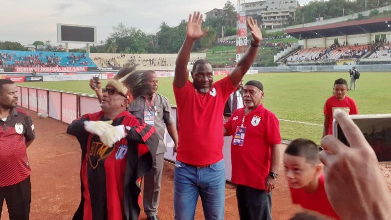 Jacksen F Tiago mendapatkan sambutan atas kemenangan perdana Persipura di laga perdananya sebagai pelatih.