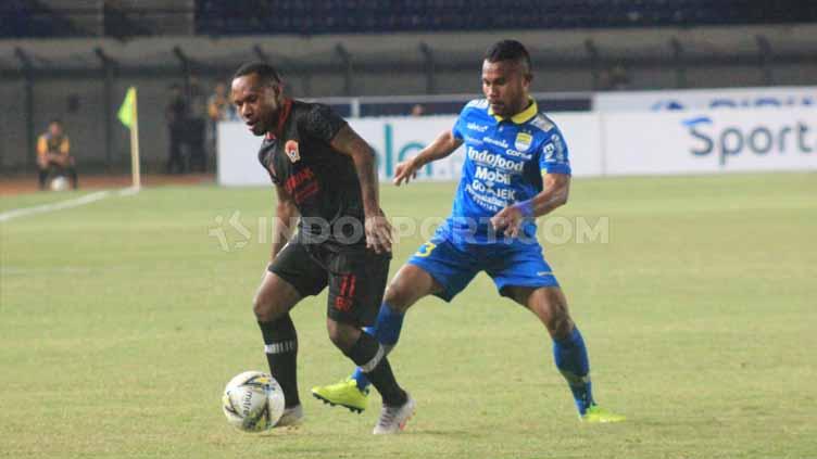 Pemain Persib Bandung, Ardi Idrus mencoba merebut bola dari pemain Kalteng Putra, Pahabol pada pertandingan Shopee Liga 1 2019 di Stadion Si Jalak Harupat, Kabupaten Bandung, Selasa (16/07/2019). Foto: Arif Rahman/INDOSPORT Copyright: Arif Rahman/INDOSPORT