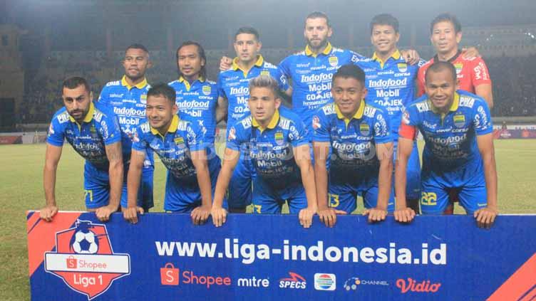 Indosport - Starting eleven Persib Bandung menghadapi Kalteng Putra dilaga kandang Shopee Liga 1 2019 di Stadion Si Jalak Harupat, Kabupaten Bandung, Selasa (16/07/2019). Foto: Arif Rahman/INDOSPORT