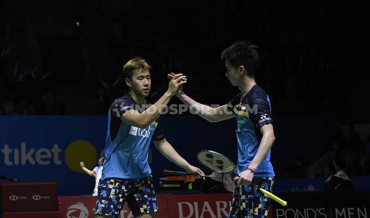 Ganda putra Indonesia, Kevin Sanjaya/Marcus Fernaldi berhasil mengalahkan perlawanan ganda Jepang Takuto Inoue/Yuki Kaneko dengan rubber set 20-22, 21-16 dan 21-14 pada babak pertama Indonesia Open 2019 di Istora Senayan, Selasa (16/07/19). - INDOSPORT