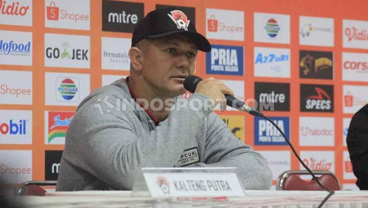 Pelatih Kalteng Putra, Gomes de Oliveira saat konferensi pers seusai pertandingan di Stadion Si Jalak Harupat, Kabupaten Bandung, Selasa (16/7/19). Foto: Arif Rahman/INDOSPORT