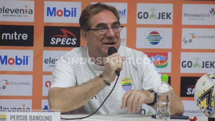 Pelatih Persib Bandung, Robert Rene Albert saat konferensi pers seusai pertandingan menghadapi Kalteng Putra di Stadion Si Jalak Harupat, Kabupaten Bandung, Selasa (16/07/2019). Foto: Arif Rahman/INDOSPORT Copyright: Arif Rahman/INDOSPORT