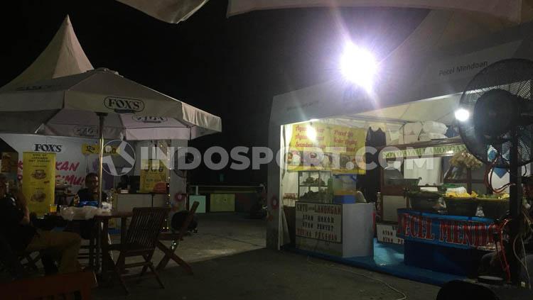 Aneka makanan di kawasan Istora Senayan, Jakarta, bisa jadi