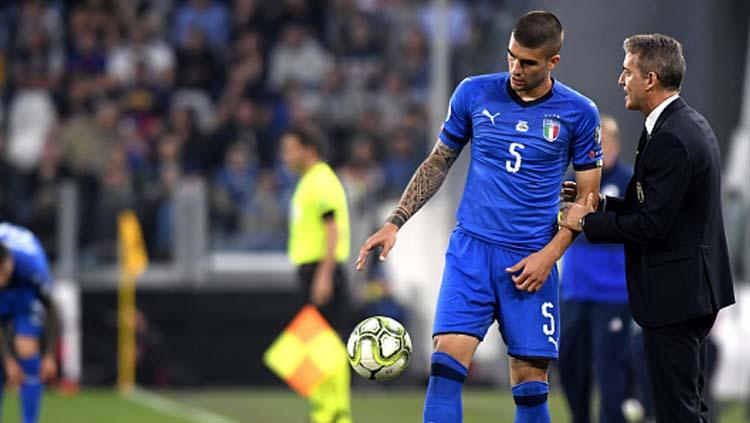 Gianluca Mancini (kiri) saat mendapat arahan dari pelatihnya di Timnas Italia, Roberto Mancini.