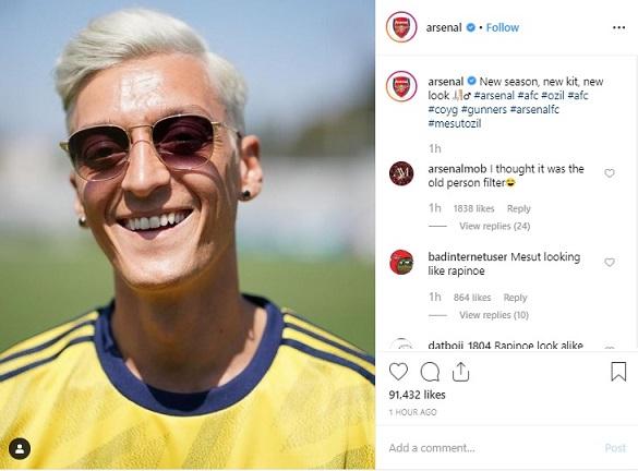 Arsenal diserang netizen lantaran meengunggah foto Mesut Ozil yang memakai jersey terbaru klub dengan penampilan terbarunya. Copyright: Instagram/Arsenal