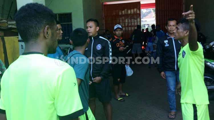 Suasana saat penggawa Arema FC mendapati ponselnya raib digondol Maling.