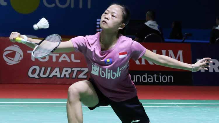 Fitriani berusaha membalikan smash kepada lawan