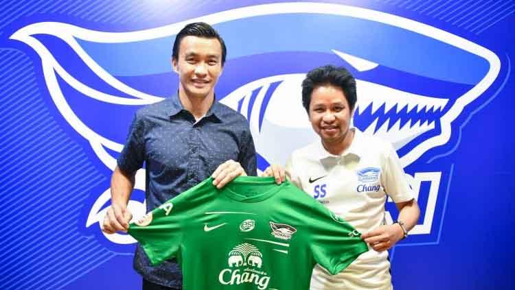 Chonburi FC resmi datangkan kembali Sinthaweechai Hathairattanakool dengan mengenakan nomor jersey 99 - INDOSPORT