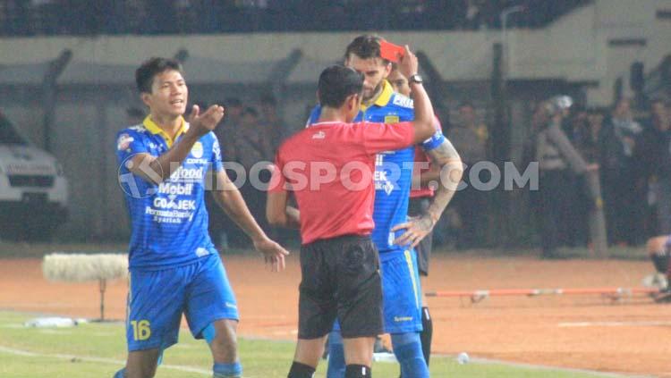 Wasit memberikan kartu merah kepada bek Persib Bandung, Bojan Malisic setelah mendapat kartu kuning kedua, saat menghadapi Kalteng Putra di Stadion Si Jalak Harupat, Selasa (16/7/19). - INDOSPORT