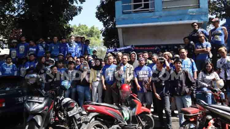 Anggota dan pengurus Viking Persib Club (VPC) berkumpul di depan sekretariat lamanya di Jalan Gurame, Kota Bandung. - INDOSPORT