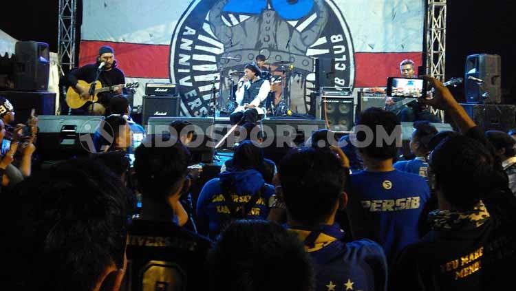 Yukie Pas Band menghibur anggota Viking dan Bobotoh saat perayaan ulang tahun Viking ke-26 di Stadion Persib, Jalan Ahmad Yani, Kota Bandung. Copyright: Arif Rahman/INDOSPORT