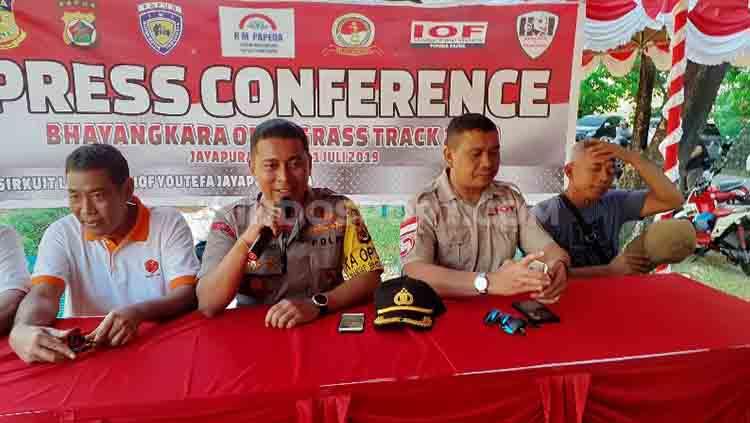 Ketua Pelaksana Bhayangkara Open Grass Track 2019, AKBP Victor Mackbon bersama Wakil Ketua IOF Pusat, Rusdianto saat menggelar konferensi pers / Sudjarwo - INDOSPORT