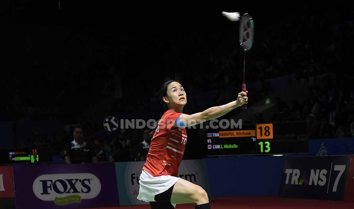 Aksi Nitchaon Jindapol saat melawan Michelle Li pada babak ketiga Indonesia Open 2019 di Istora Senayan, Kamis (18/07/19). Foto: Herry Ibrahim/INDOSPORT