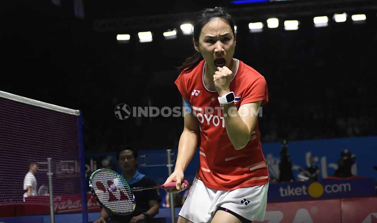 Selebrasi Nitchaon Jindapol usai memastikan tiket perempatfinal Indonesia Open 2019 di Istora Senayan, Kamis (18/07/19). Foto: Herry Ibrahim/INDOSPORT
