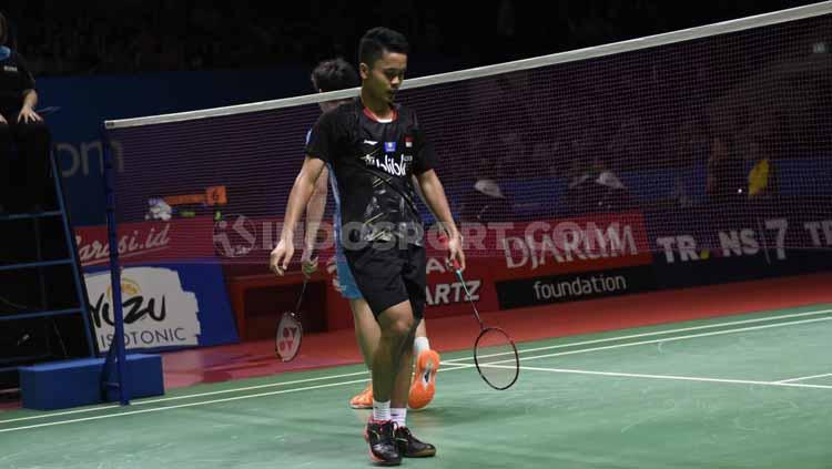 Tunggal putra Indonesia, Anthony Sinisuka Ginting, menunjukkan aksi bertahan kocak ketika menghadapi wakil China, Lu Guangzu, di babak pertama Japan Open 2019. Foto: Herry Ibrahim/INDOSPORT