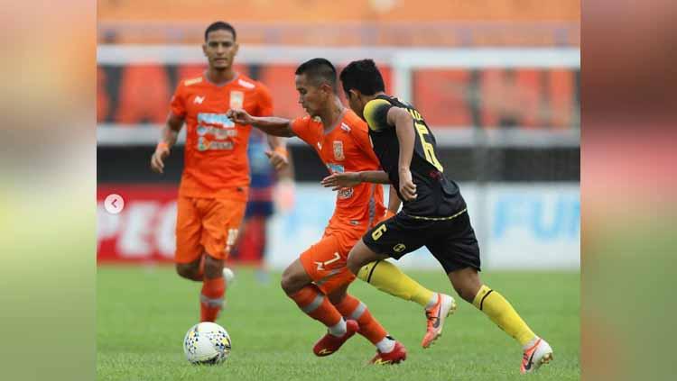 Duel pemain Barito Putera, Evan Dimas dan pemain Borneo pada laga Liga 1 2019. Foto: Instagram@borneofc.id Copyright: Instagram@borneofc.id