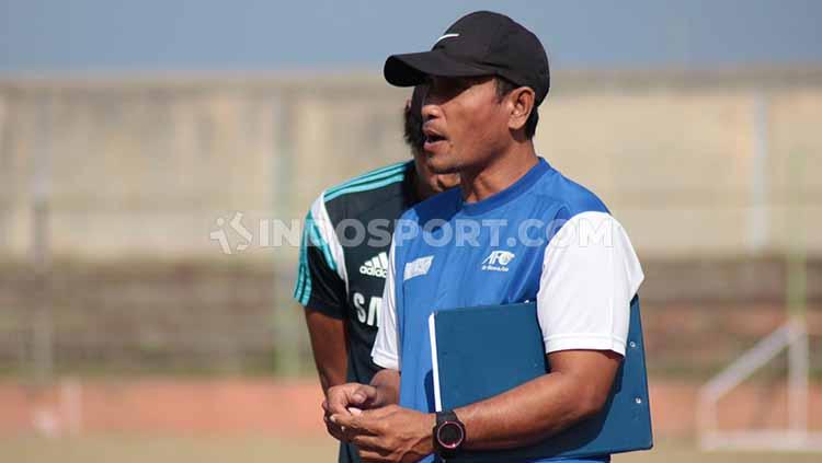 Pelatih Perseden Denpasar, Wayan Sukadana. Foto: Nofik Lukman Hakim/INDOSPORT - INDOSPORT