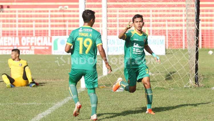 Pemain Sriwijaya FC, Ryan Wiradinata, saat membobol gawang Persibat Batang. Foto: Alvin Syaptia Pratama/INDOSPORT