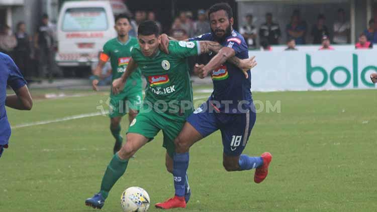 Gelandang PSS Sleman, Brian Ferreira berusaha melewati kawalan pemain PSIS Semarang, Arthur Bonai dalam laga di Stadion Maguwoharjo, Rabu (17/07/19). Ronald Seger Prabowo/INDOSPORT - INDOSPORT