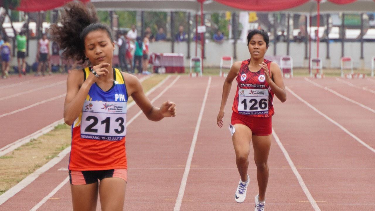 Tim atletik Indonesia berhasil menyumbang tiga medali emas di ajang ASEAN School Games 2019.