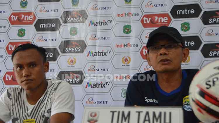 Pelatih Blitar United Liestiadi (kanan) didampingi pemainnya Murdaim (kiri) dalam temu pers jelang pertandingan PSMS vs Blitar United, Kamis (18/7/2019). - INDOSPORT
