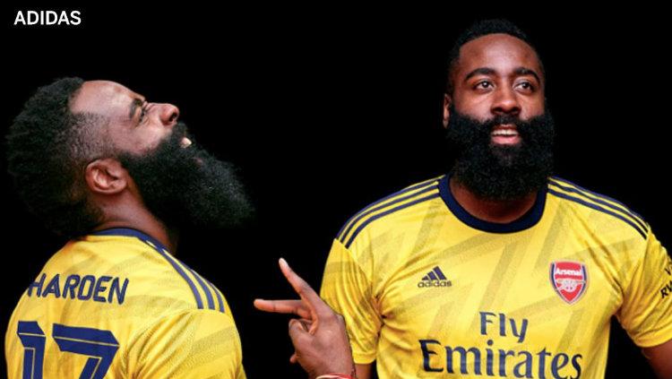 Pemain NBA, James Harden saat menjadi model jersey anyar Arsenal.