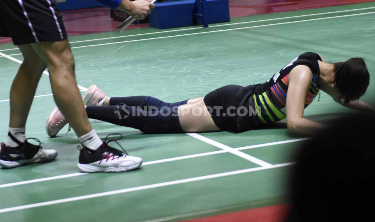 Kuatnya pukulan Tontowi Ahmad/Winny Oktavi sampai membuat Goh Liu Ying terjatuh di babak perempatfinal Indonesia Open 2019. Foto: Herry Ibrahim/INDOSPORT