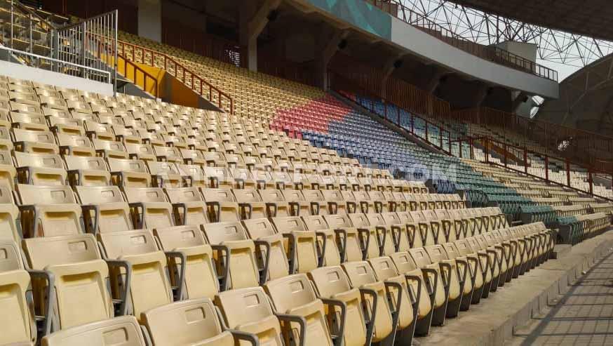 Diperkirakan, kapasitas tribun Stadion Wibawa Mukti mampu menampung sekitar 18 ribu penonton.