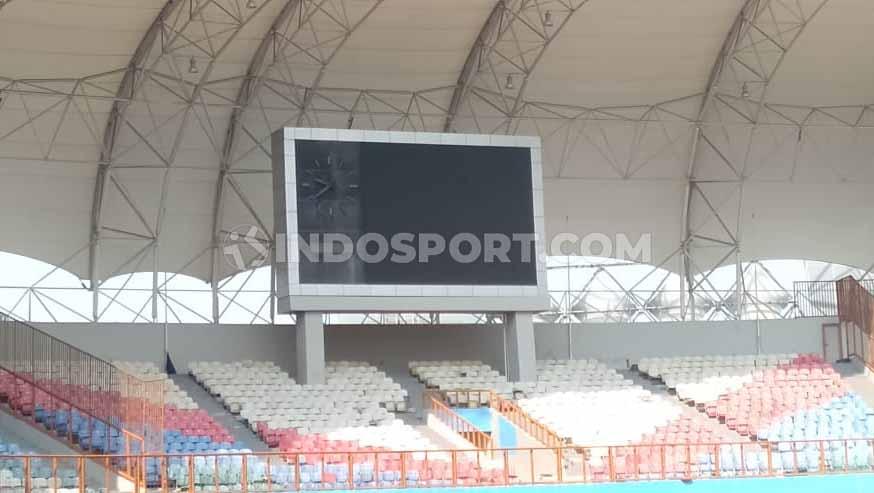 Potret Stadion Wibawa Mukti atau Stadion Utama Kabupaten Bekasi, stadion kebanggaan Bekasi yang tidak berpenghuni dan kerap menjadi langganan Timnas Indonesia untuk dipakai latihan.