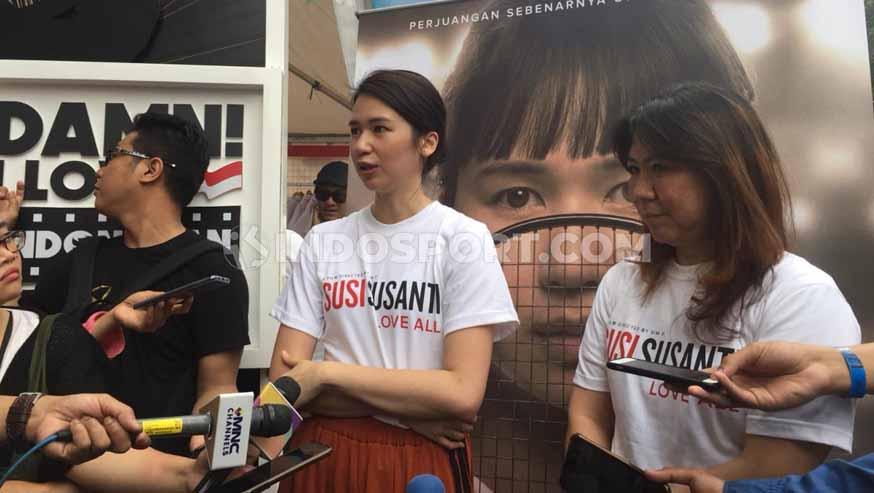 Laura Basuki dan Susy Susanti saat memperkenalkan film Susy Susanti Love All. - INDOSPORT