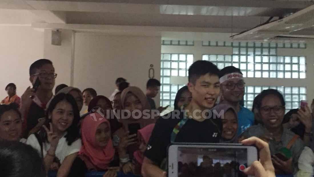 Chou Tien Chen saat melayani permintaan foto dari para penggemar. Foto: Petrus Manus Da