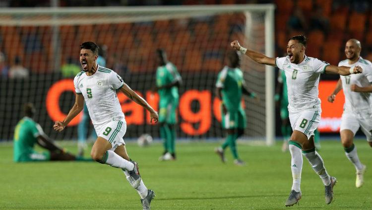 Selebrasi pemain Aljazair, Baghdad Bounedjah usai mencetak gol ke gawang Senegal