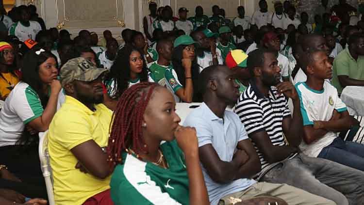 Ekspresi ketegangan dari pendukung Timnas Senegal saat melihat negara mereka tak mampu menyamakan kedudukan di sepanjang laga saat melawan Aljazair