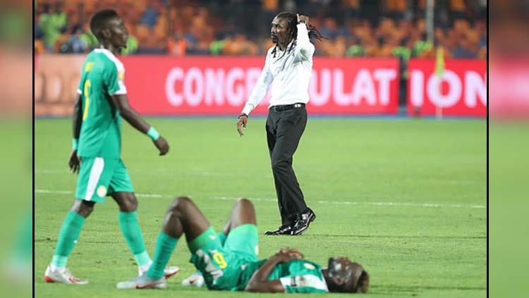 Ekspresi kekecewaan dari pelatih Timnas Senegal, Aliou Cisse bersama anak asuhnya saat dipastikan gagal jadi juara Piala Afrika 2019 usai dikalahkan Aljazair