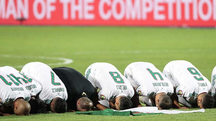 Juara Piala Afrika 2019, para pemain Timnas Aljazair bersujud mengucapkan terima kasih kepada Tuhan