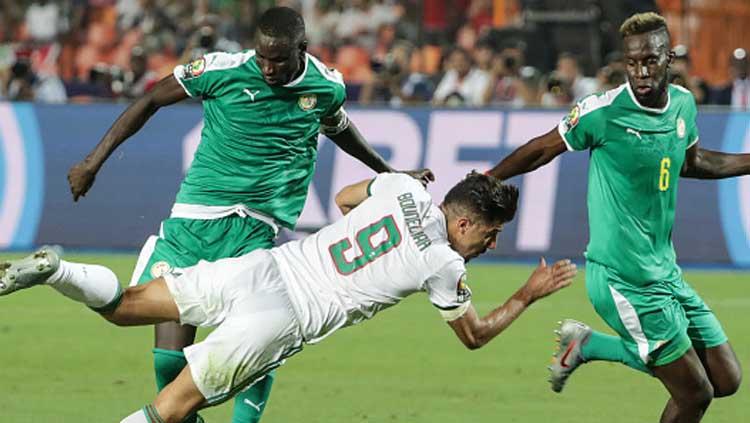 Usai mencetak gol cepat untuk Timnas Aljazair, Baghdad Bounedjah mendapat penjagaan ketat dari para pemain Timnas Senegal