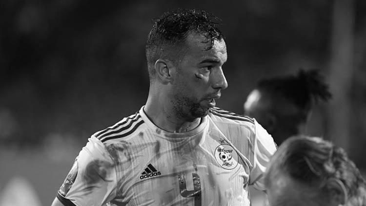 Tidak sia-sia pemain Aljazair, Djamel Benlamri harus bersimbah darah karena pada akhirnya ia berhasil tersenyum lebar usai menjuarai Piala Afrika 2019