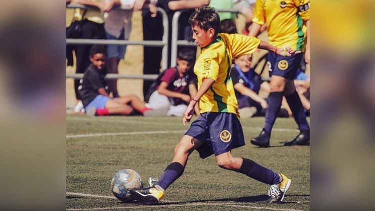 Pemain muda asal asal Indonesia, Welberlieskott de Halim Jardim, tengah menimba ilmu sepak bola di Brasil. - INDOSPORT