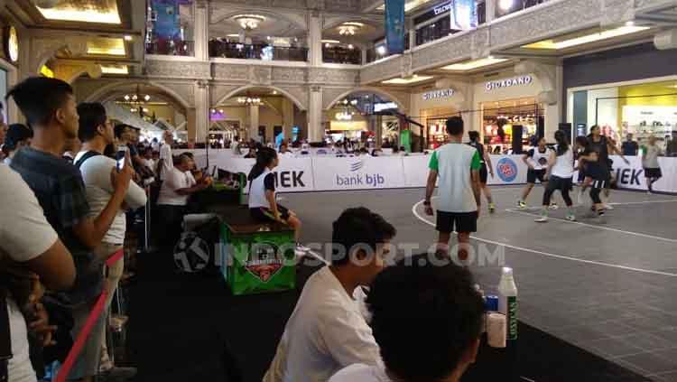 Antusisasme penonton di IBL Gojek 3x3 seri Yogyakarta di Jogja City Mall, Sabtu (20/07/19). Copyright: Arif Budi Setyanto/INDOSPORT