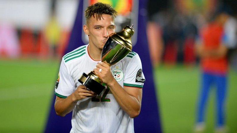 Ismael Bennacer berpose bersama trofi Piala Afrika 2019.