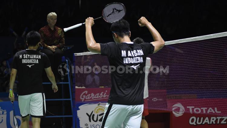 Ganda putra antara wakil Indonesia, Mohammad Ahsan/Hendra Setiawan merayakan kemenangan sekaligus lolos ke semifinal Indonesia Open 2019.h