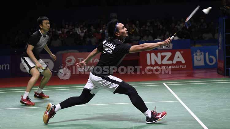 Ganda putra antara wakil Indonesia, Mohammad Ahsan/Hendra Setiawan kembalikan smash kepada pasangan Jepang. Copyright: Herry Ibrahim/INDOSPORT