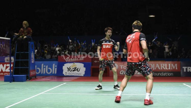 Indosport - Ekspresi Kevin Sanjaya/Marcus Gideon saat selebrasi di laga semifinal Indonesia Open 2019.