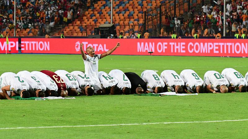 Timnas Aljazair melakukan selebrasi sujud syukur usai menjadi juara Piala Afrika 2019. - INDOSPORT