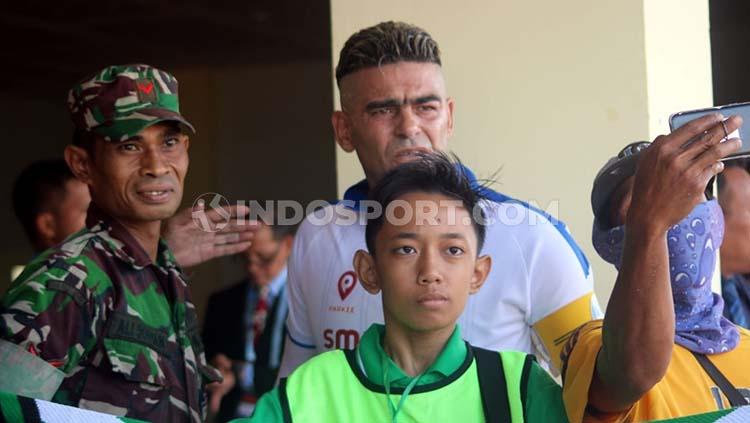 Cristian Gonzales dan Raphael Maitomo jadi primadona masyarakat di Stadion Bumi Wali, Tuban Copyright: Herry Ibrahim/INDOSPORT