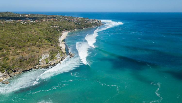 Keindahan Pantai Padang Padang, Kuta Selatan, Bali. Para peserta mengamati kedatangan gelombang dari bukit serta menggunakan drone.