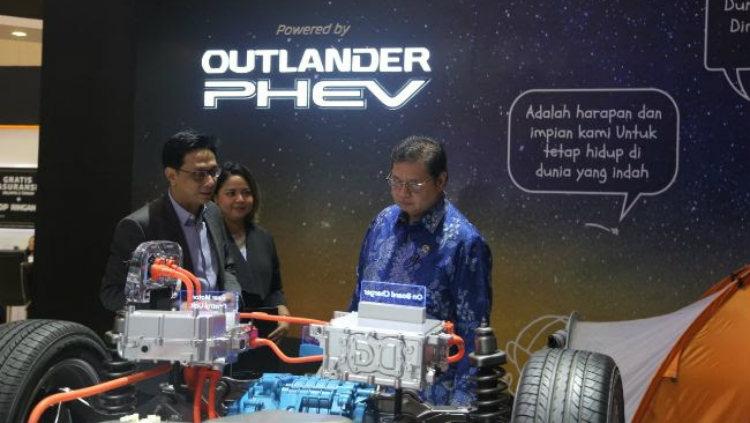 Potret Airlangga Hartanto saat mengunjungi booth-booth di acara pameran otomotif Gaikindo Indonesia Internasional Auto Show (GIIAS) 2019.