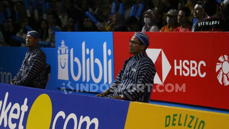 Hakim garis di Indonesia Open 2019 mengenakan baju lurik dan blangkon.